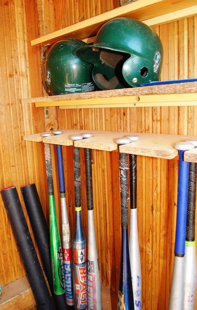 バットや防具が並んだ道具ラック